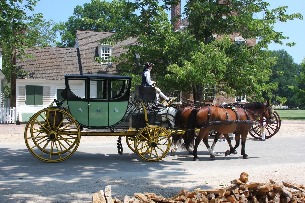 A colonial carriage in Williamsburg, VA. Our Williamsburg vacation rentals in Kings Creek Plantation make it easy to access historic Williamsburg from the comfort of your resort vacation rental.